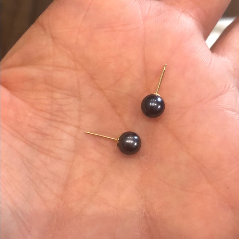 Black pearl stud earrings